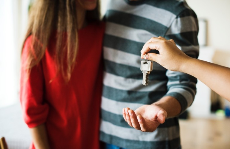 couple-home-house-1288482-770x500